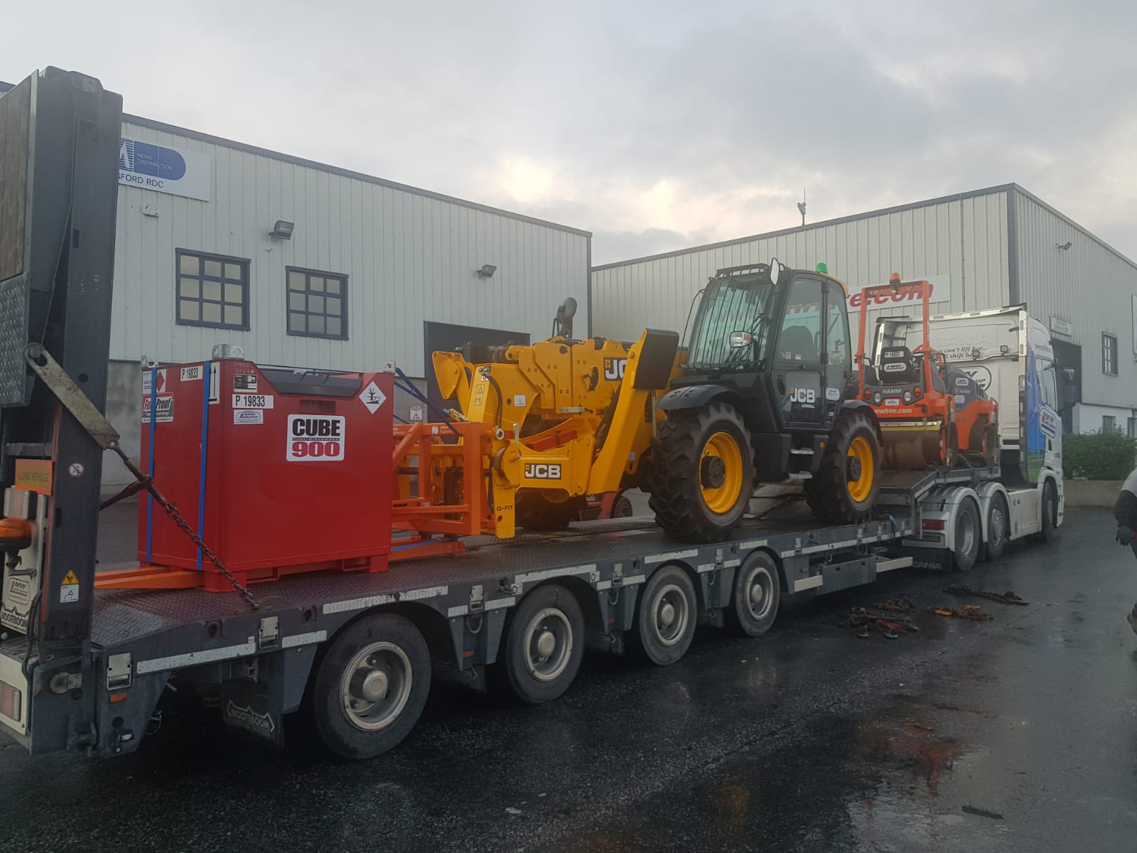 18 meter JCB Teleporter & fuel tank heading to Sweden - dropping at the port